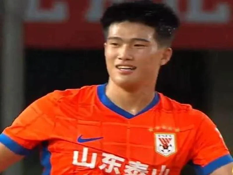 媒体人:泰山队员彭啸本人透露将因伤缺席一个月